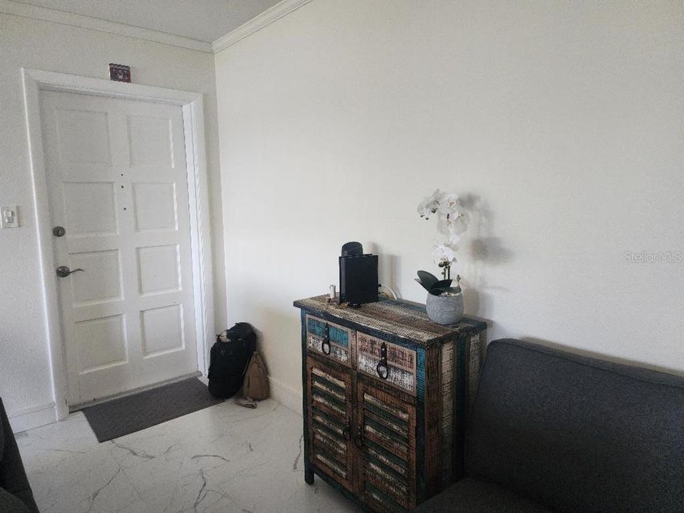 For Rent: $1,900 (1 beds, 1 baths, 700 Square Feet)