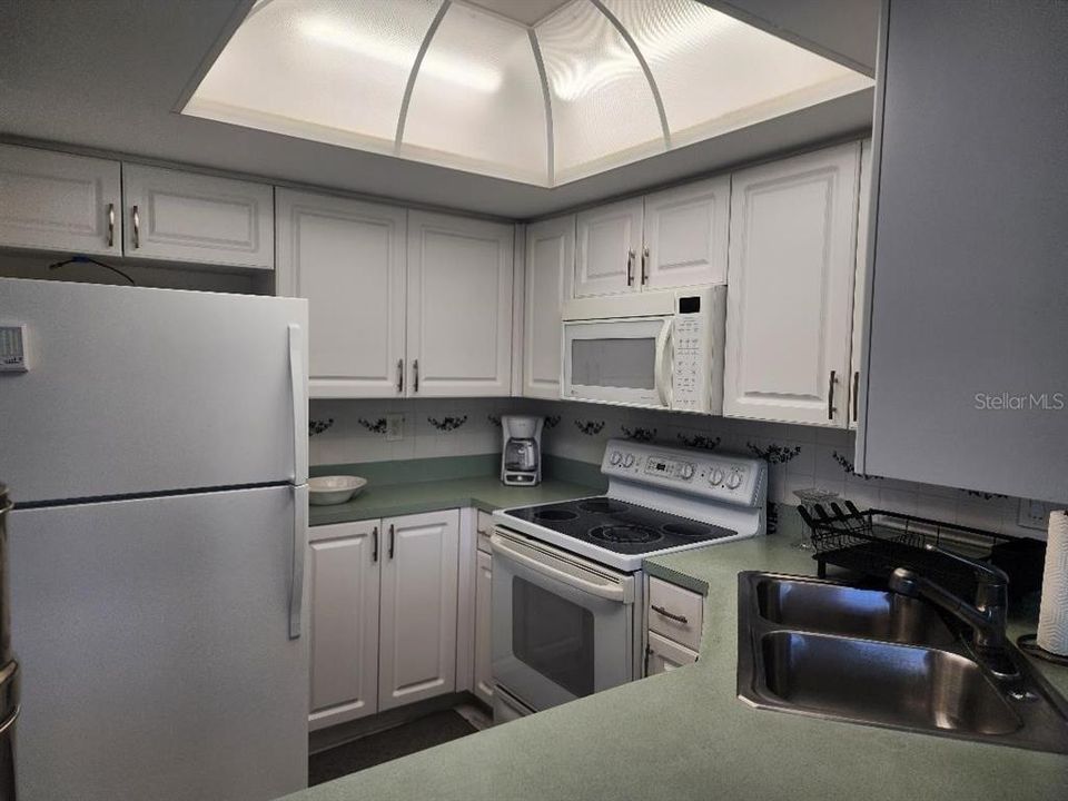 For Rent: $1,900 (1 beds, 1 baths, 700 Square Feet)