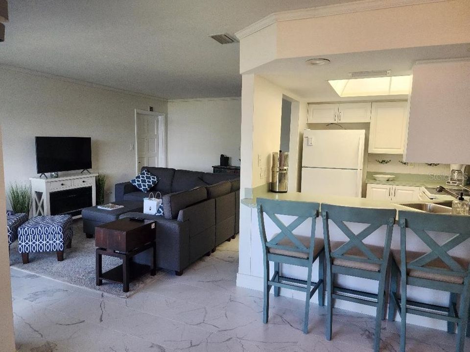 For Rent: $1,900 (1 beds, 1 baths, 700 Square Feet)