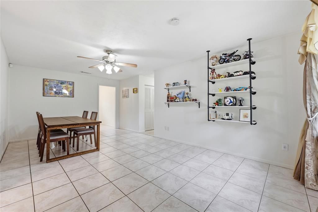 En Venta: $325,000 (4 camas, 2 baños, 1688 Pies cuadrados)
