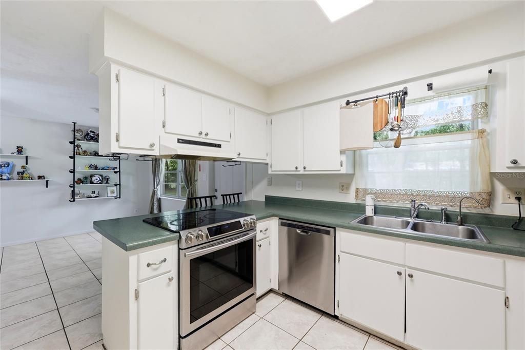 En Venta: $325,000 (4 camas, 2 baños, 1688 Pies cuadrados)