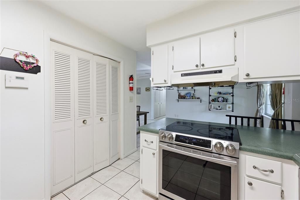 En Venta: $325,000 (4 camas, 2 baños, 1688 Pies cuadrados)