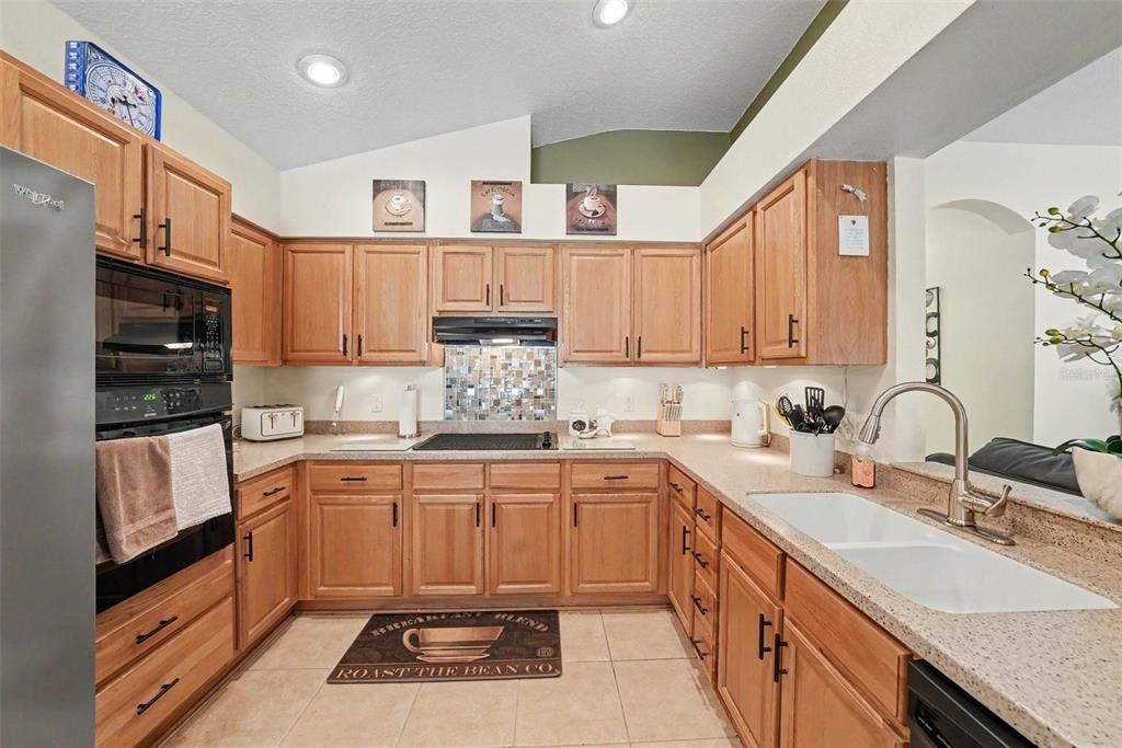 На продажу: $365,000 (4 спален, 2 ванн, 1635 Квадратных фут)