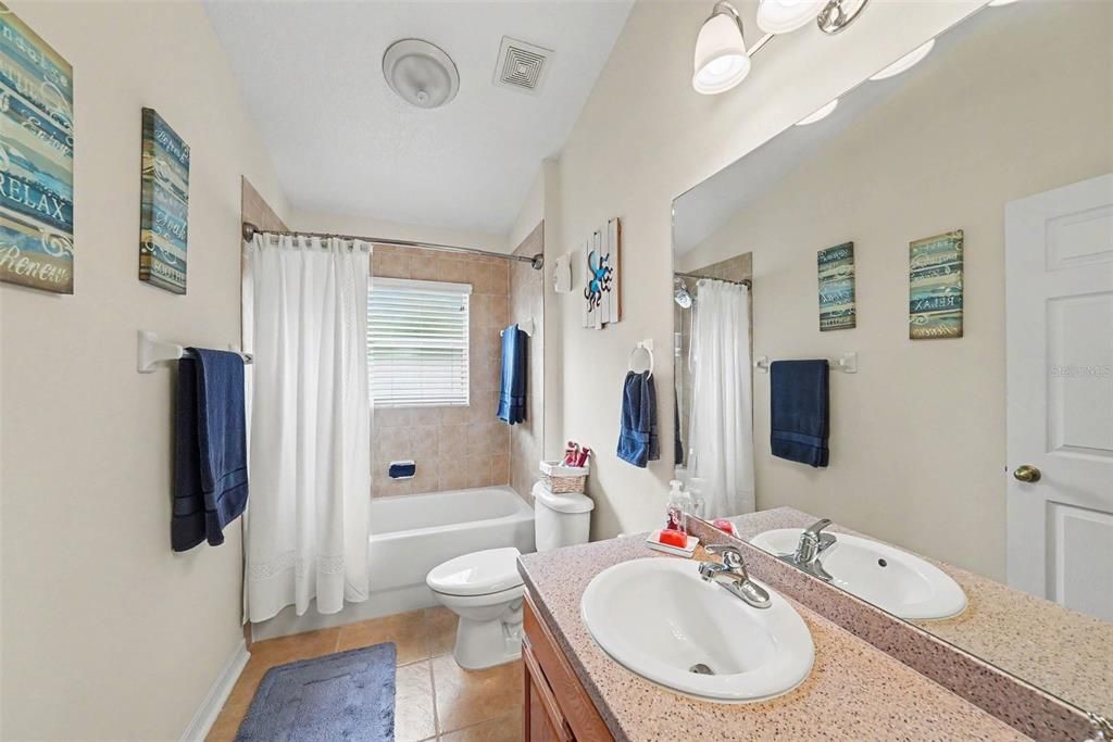 На продажу: $365,000 (4 спален, 2 ванн, 1635 Квадратных фут)