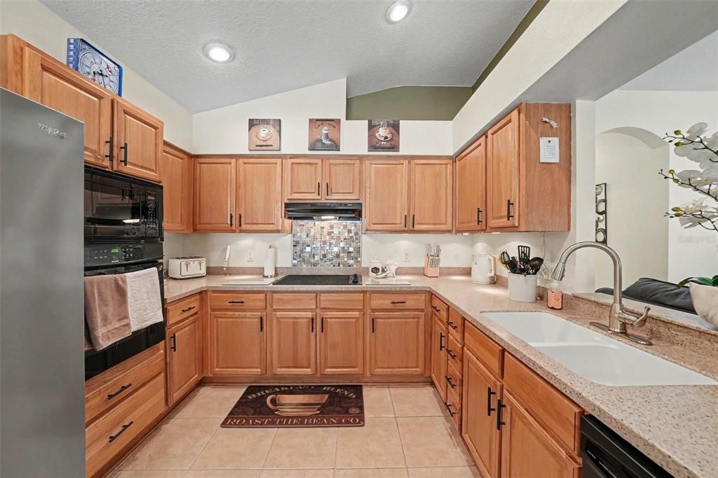 На продажу: $365,000 (4 спален, 2 ванн, 1635 Квадратных фут)