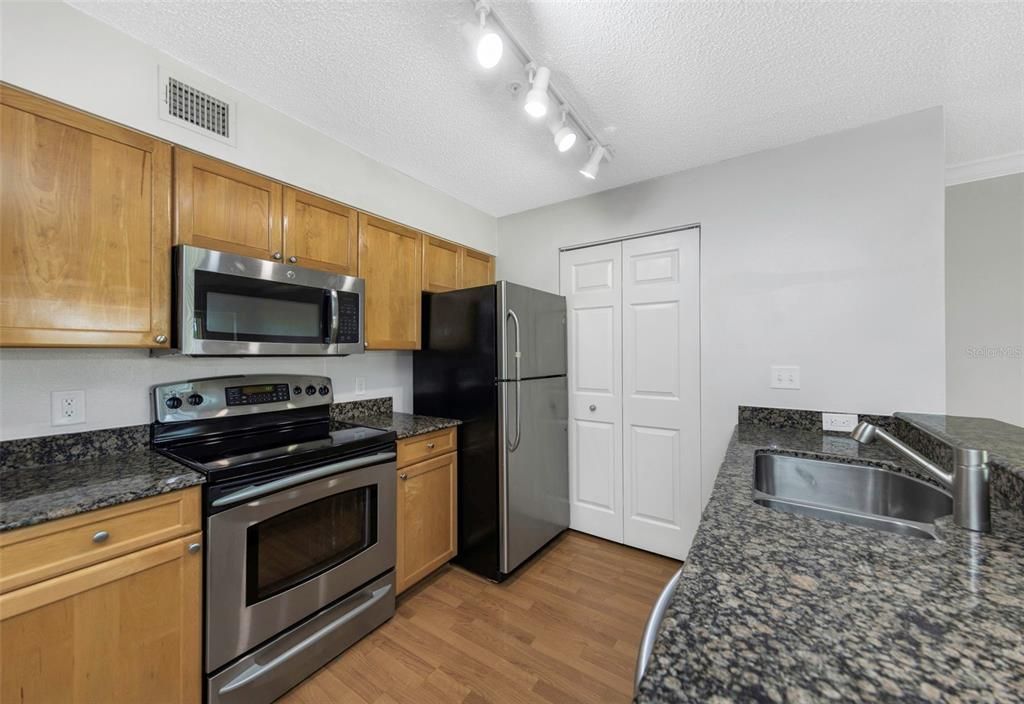 В аренду: $1,999 (2 спален, 2 ванн, 903 Квадратных фут)
