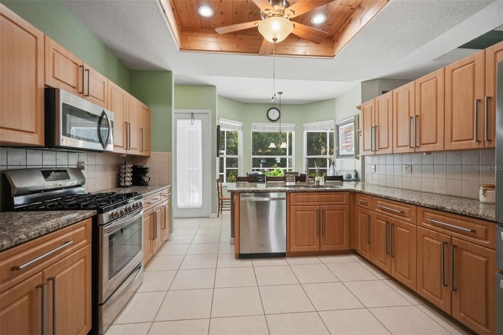 Под контрактом: $360,000 (3 спален, 2 ванн, 2025 Квадратных фут)