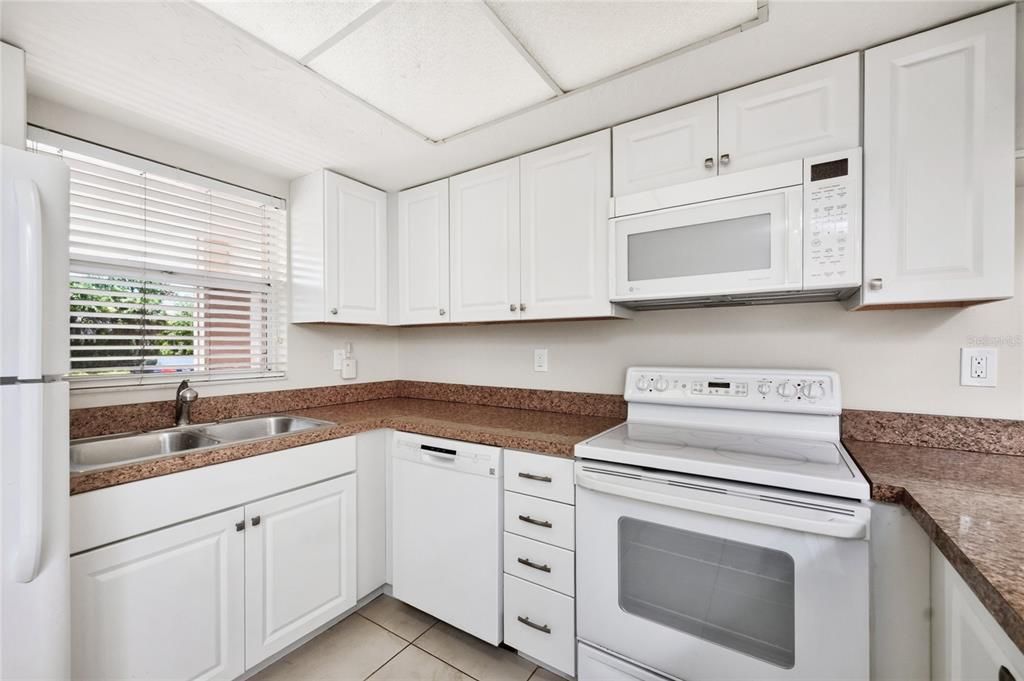 For Sale: $134,900 (2 beds, 2 baths, 918 Square Feet)