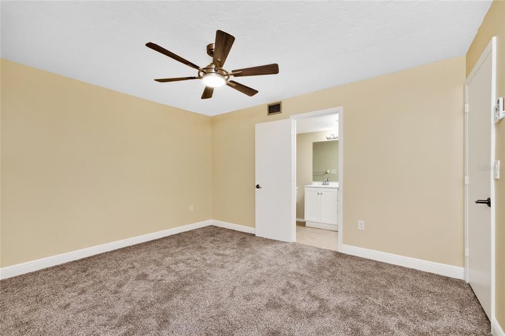 For Sale: $134,900 (2 beds, 2 baths, 918 Square Feet)