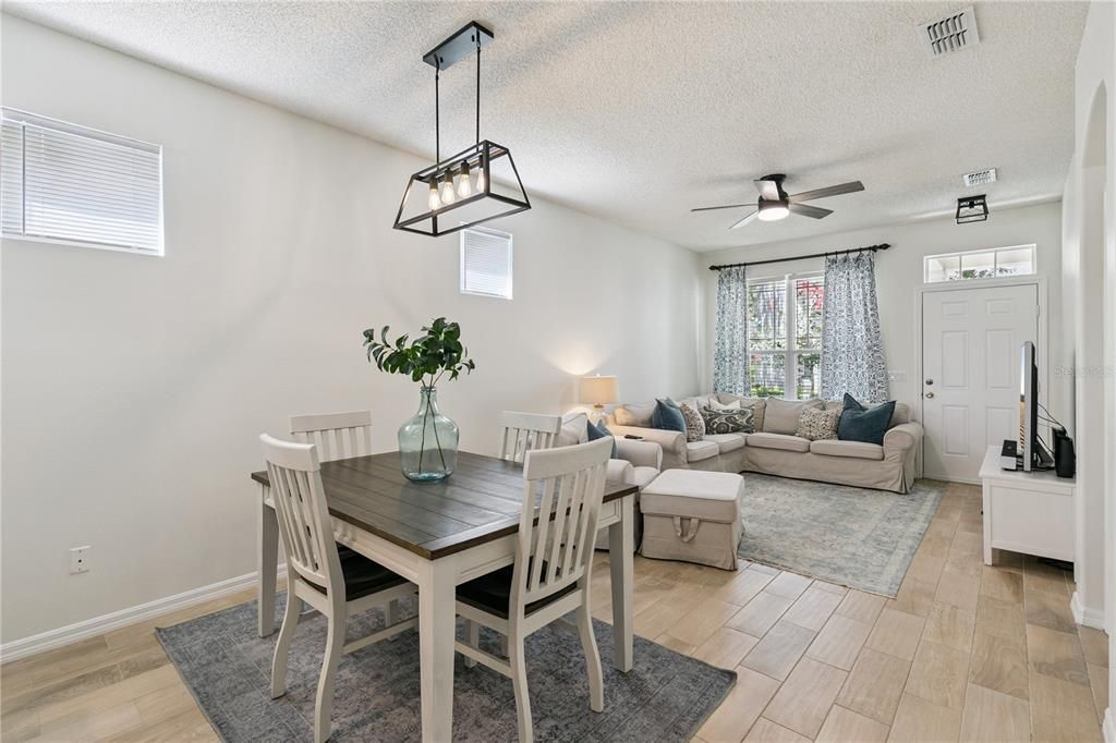 En Venta: $409,900 (3 camas, 3 baños, 1387 Pies cuadrados)