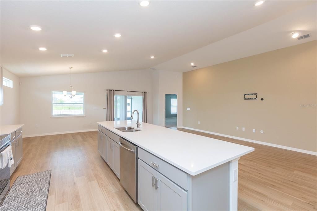 En Venta: $395,000 (4 camas, 2 baños, 2004 Pies cuadrados)
