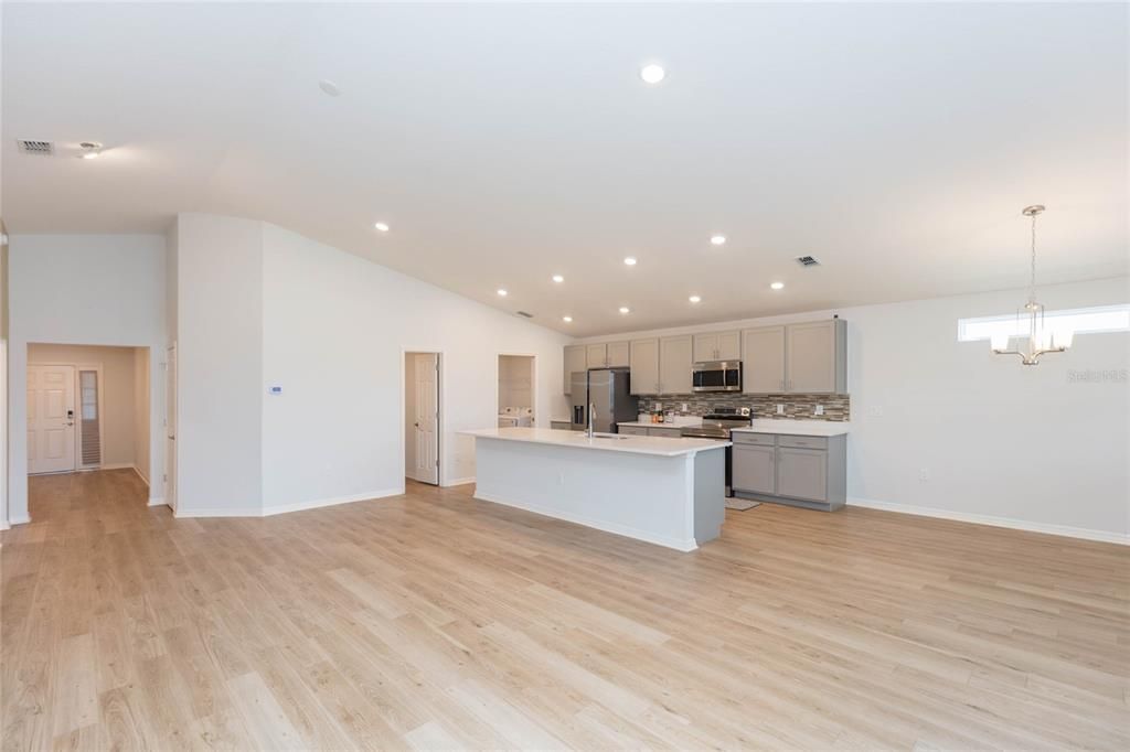 En Venta: $395,000 (4 camas, 2 baños, 2004 Pies cuadrados)