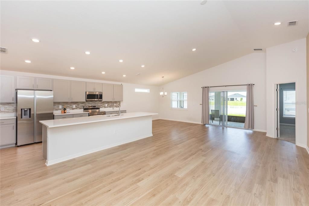 En Venta: $395,000 (4 camas, 2 baños, 2004 Pies cuadrados)