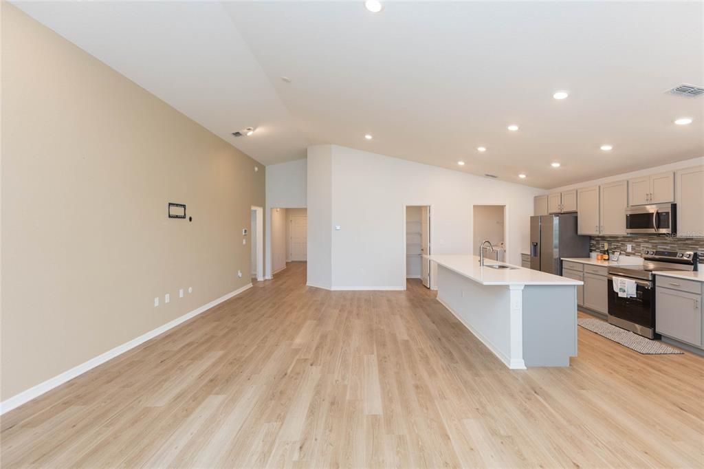 En Venta: $395,000 (4 camas, 2 baños, 2004 Pies cuadrados)