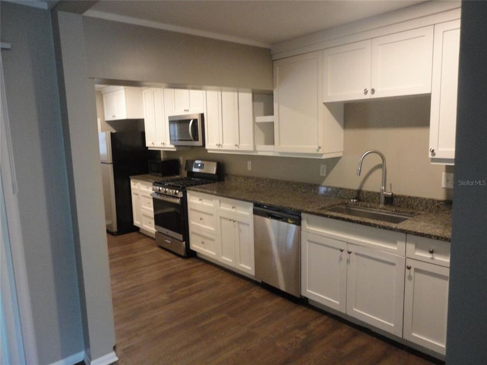 В аренду: $1,900 (4 спален, 2 ванн, 1617 Квадратных фут)
