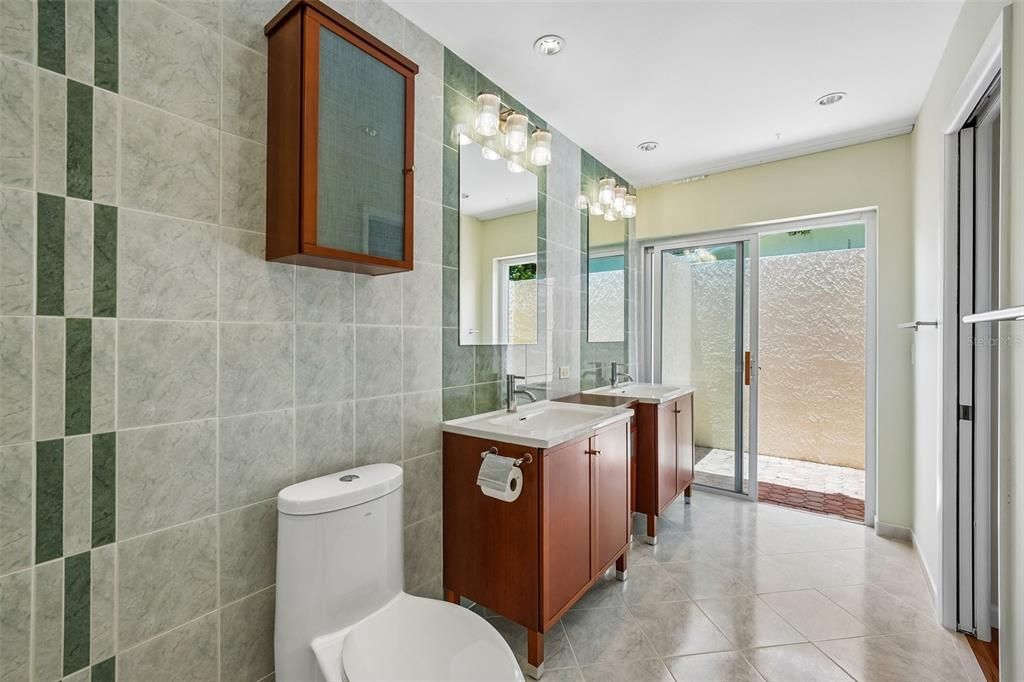 Под контрактом: $725,000 (4 спален, 3 ванн, 2532 Квадратных фут)