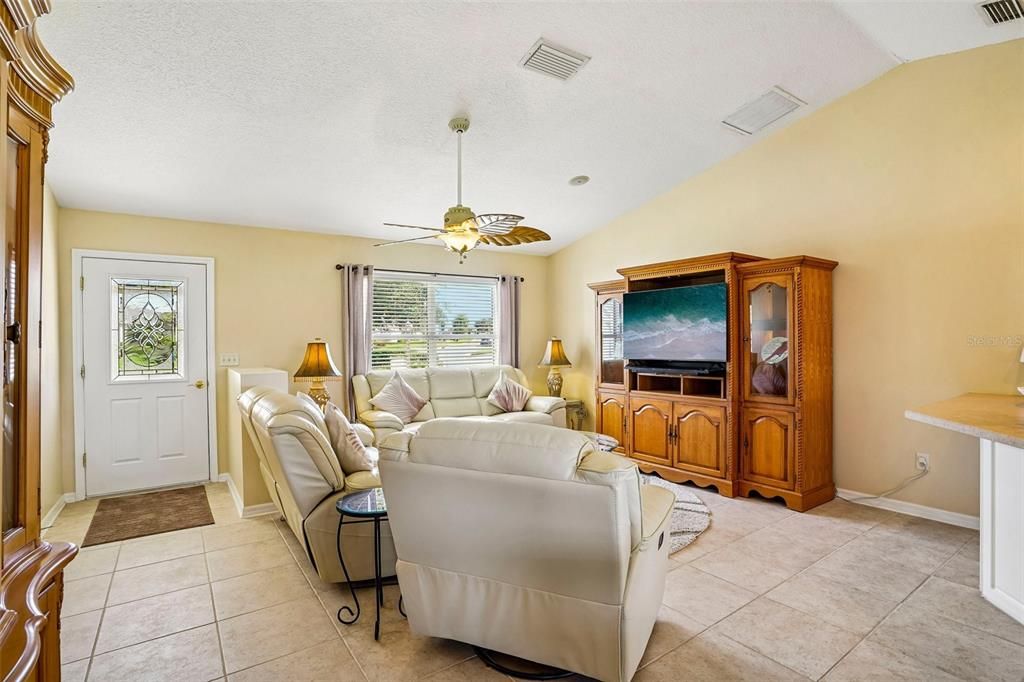 待售: $395,000 (2 贝兹, 2 浴室, 1202 平方英尺)