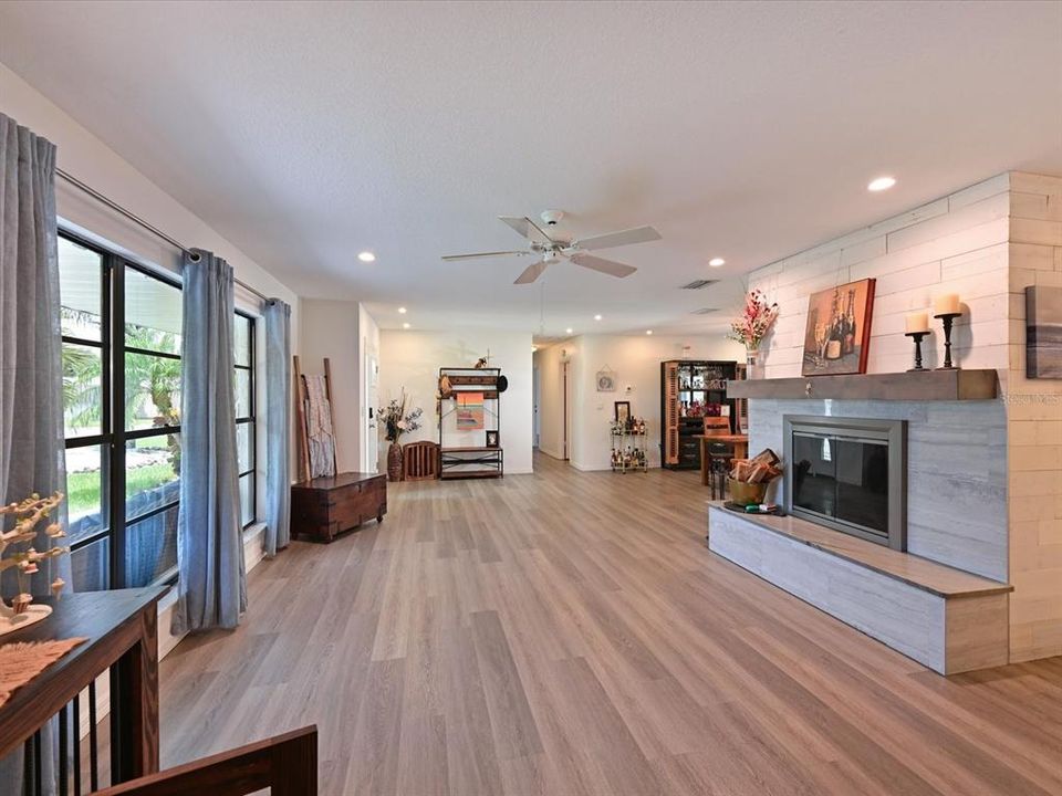 Activo con contrato: $879,000 (4 camas, 3 baños, 3221 Pies cuadrados)