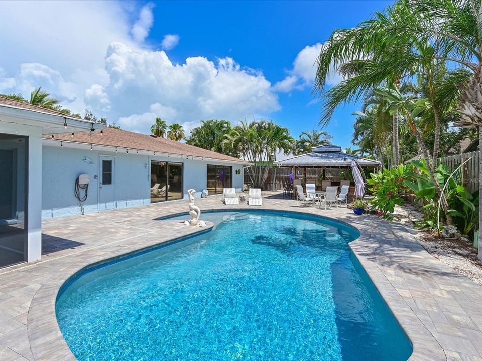 Activo con contrato: $879,000 (4 camas, 3 baños, 3221 Pies cuadrados)