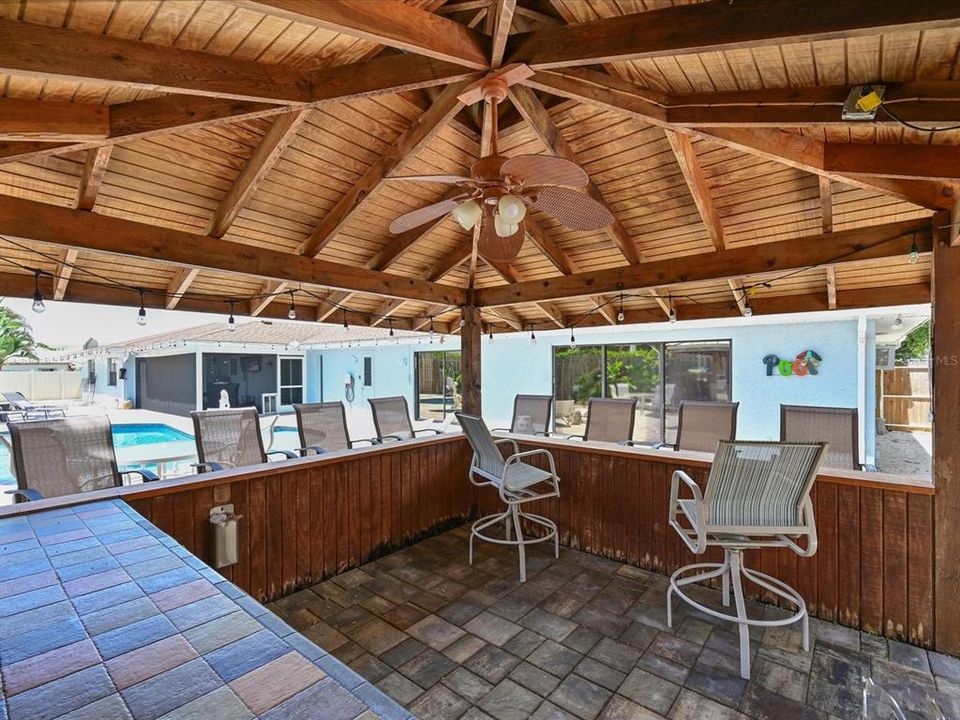 Activo con contrato: $879,000 (4 camas, 3 baños, 3221 Pies cuadrados)