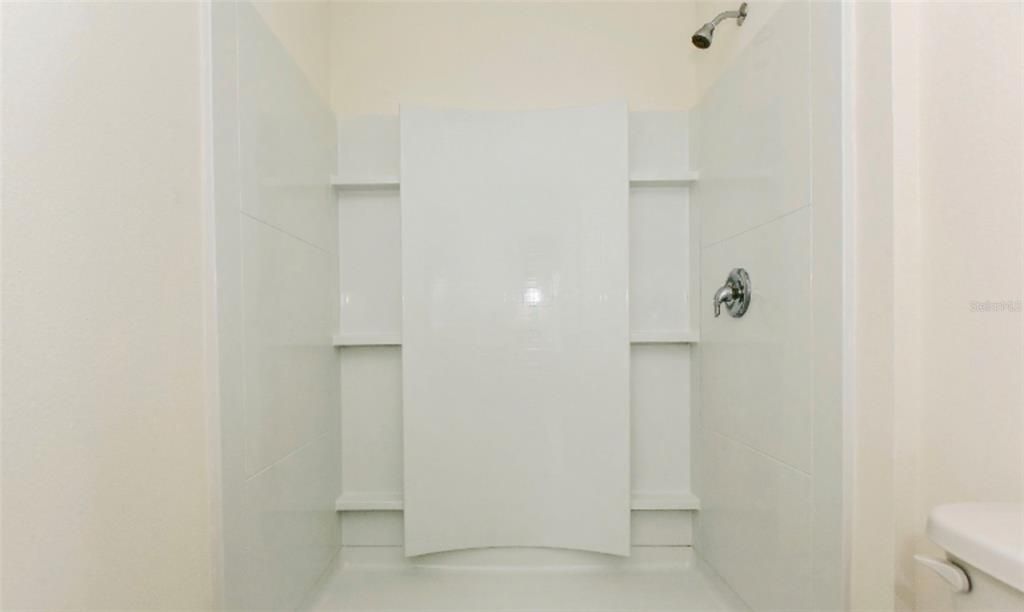 Activo con contrato: $1,800 (3 camas, 2 baños, 1720 Pies cuadrados)