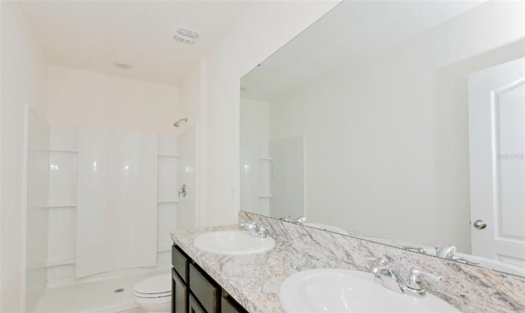 Activo con contrato: $1,800 (3 camas, 2 baños, 1720 Pies cuadrados)