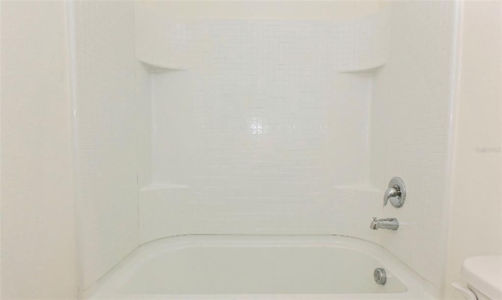 Activo con contrato: $1,800 (3 camas, 2 baños, 1720 Pies cuadrados)