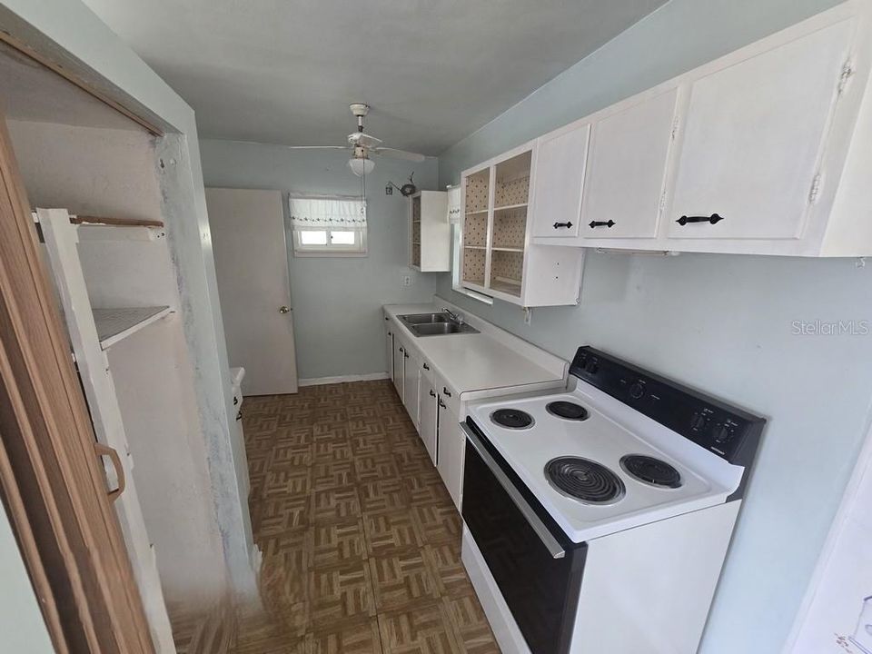 На продажу: $134,900 (2 спален, 1 ванн, 812 Квадратных фут)