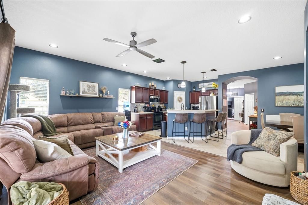 En Venta: $384,900 (4 camas, 2 baños, 1819 Pies cuadrados)