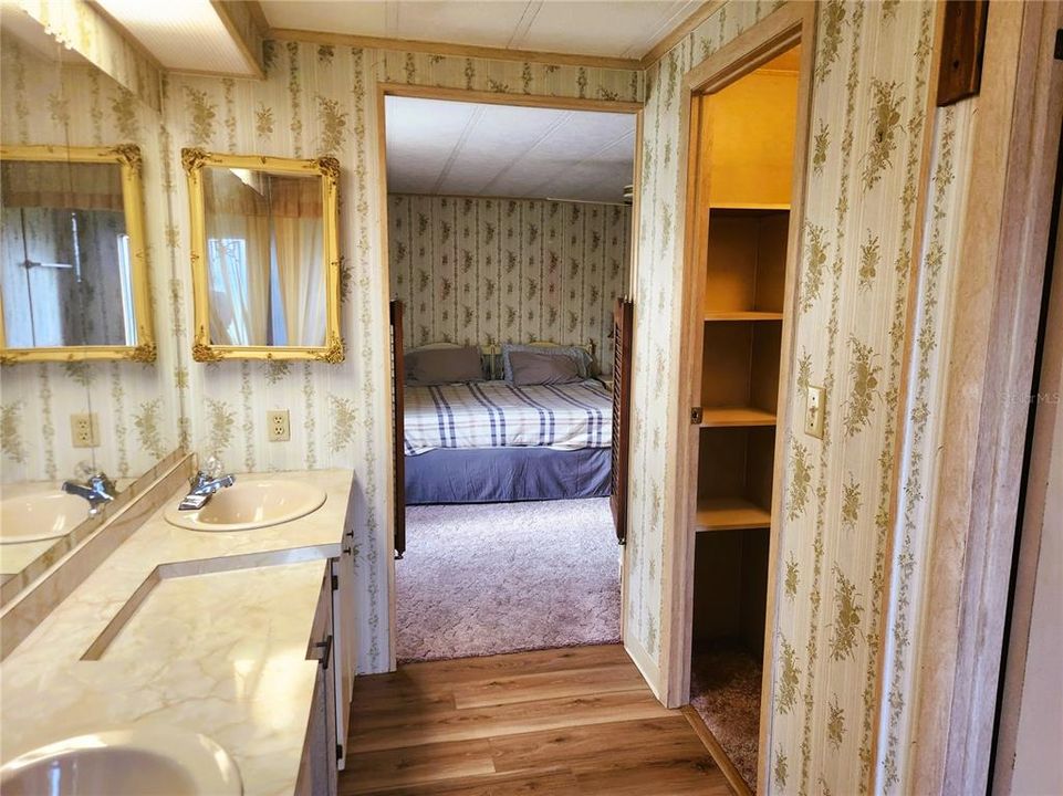 На продажу: $129,900 (2 спален, 2 ванн, 1432 Квадратных фут)