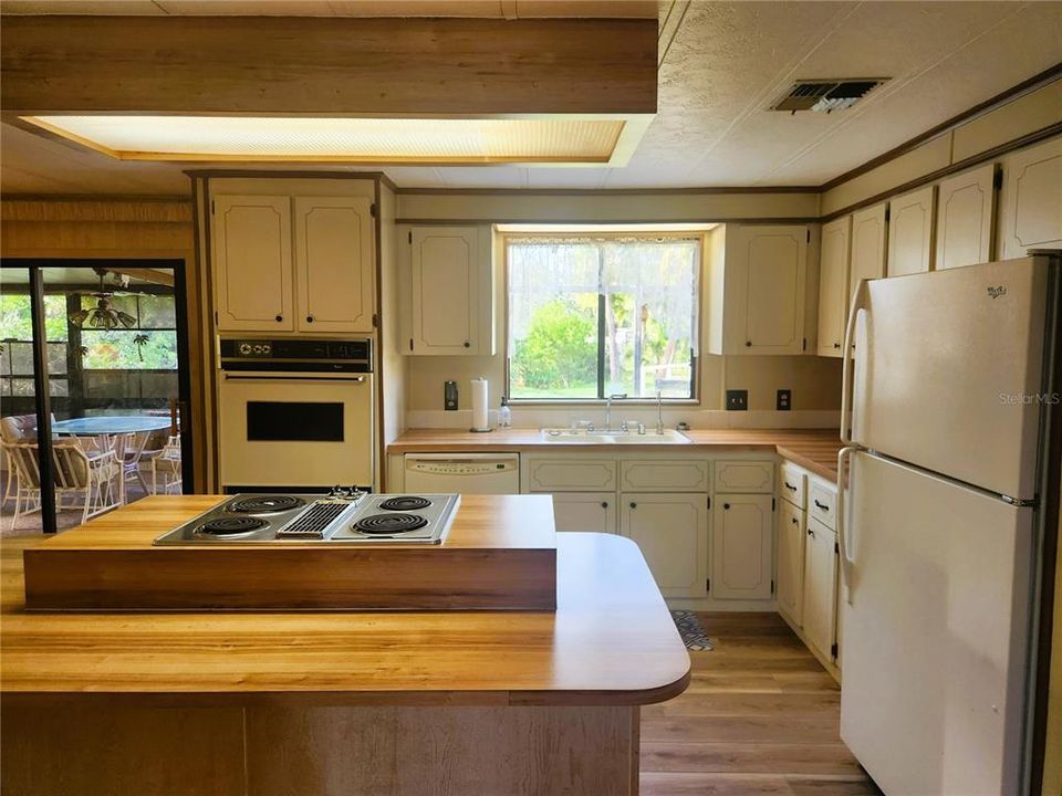 На продажу: $129,900 (2 спален, 2 ванн, 1432 Квадратных фут)
