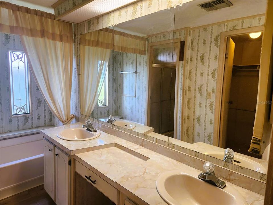 На продажу: $129,900 (2 спален, 2 ванн, 1432 Квадратных фут)
