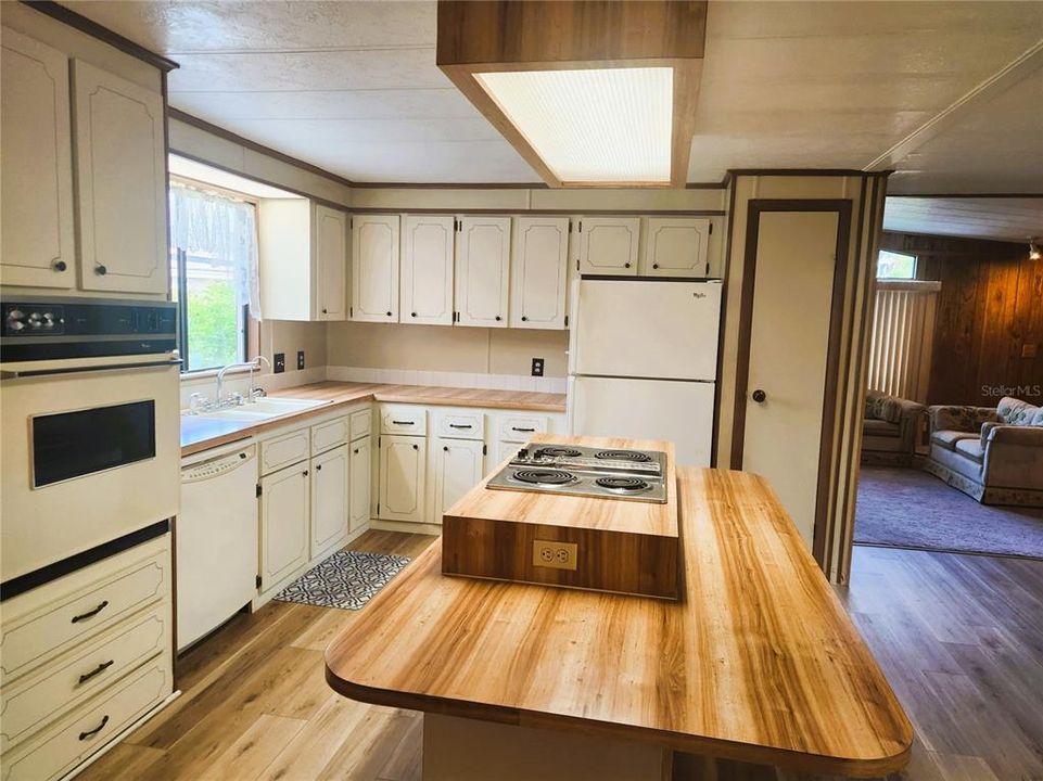 На продажу: $129,900 (2 спален, 2 ванн, 1432 Квадратных фут)