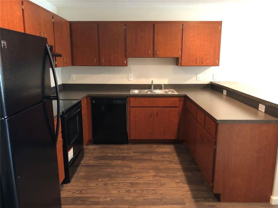 For Rent: $1,300 (2 beds, 2 baths, 800 Square Feet)