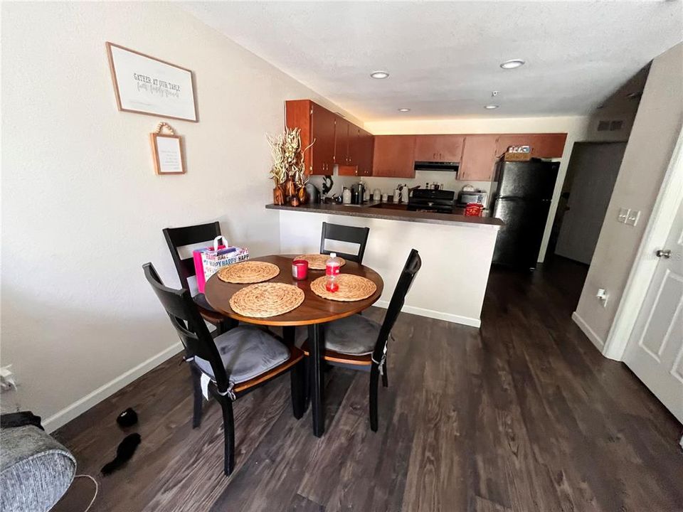 For Rent: $1,300 (2 beds, 2 baths, 800 Square Feet)