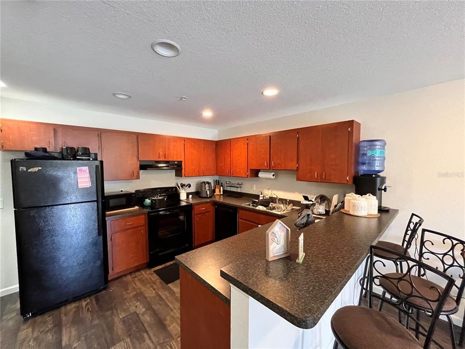 For Rent: $1,300 (2 beds, 2 baths, 800 Square Feet)