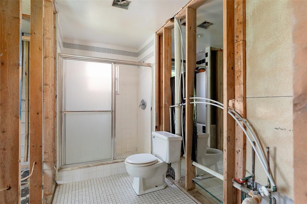 Active With Contract: $230,000 (3 beds, 2 baths, 1642 Square Feet)