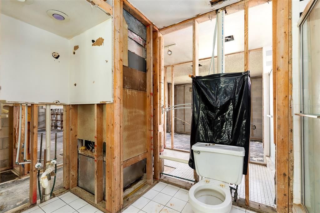 Active With Contract: $230,000 (3 beds, 2 baths, 1642 Square Feet)