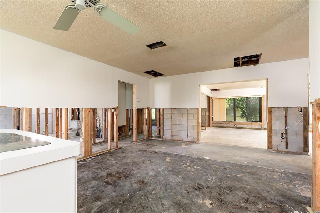 Active With Contract: $230,000 (3 beds, 2 baths, 1642 Square Feet)