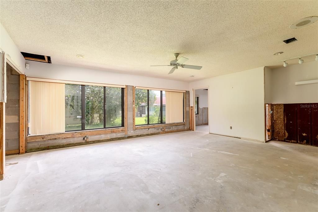 Active With Contract: $230,000 (3 beds, 2 baths, 1642 Square Feet)