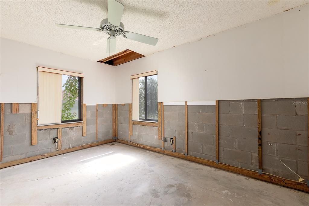 Active With Contract: $230,000 (3 beds, 2 baths, 1642 Square Feet)