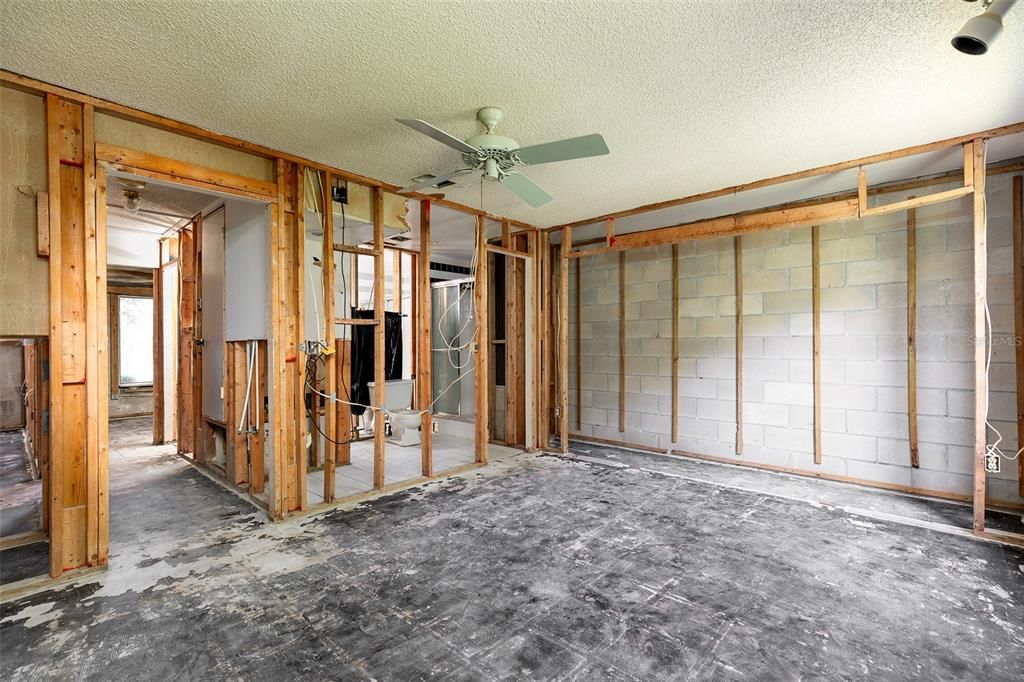 Active With Contract: $230,000 (3 beds, 2 baths, 1642 Square Feet)