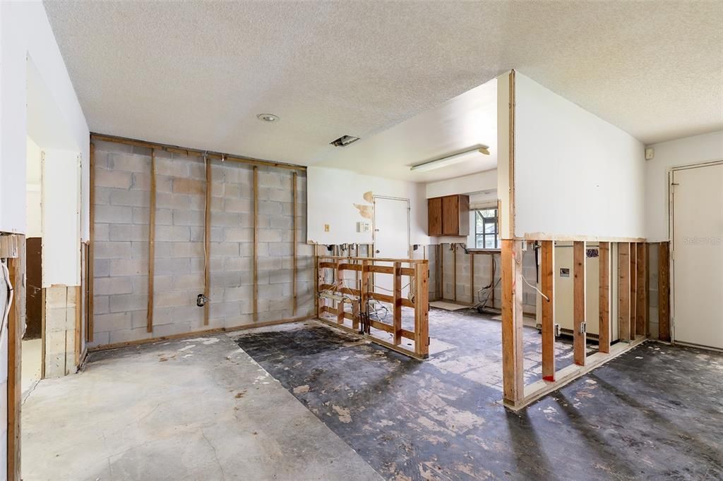 Active With Contract: $230,000 (3 beds, 2 baths, 1642 Square Feet)