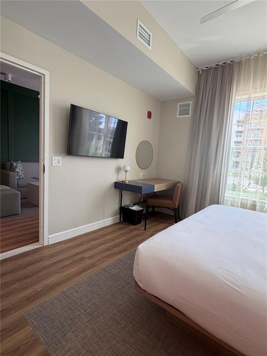 For Sale: $510,000 (1 beds, 1 baths, 960 Square Feet)