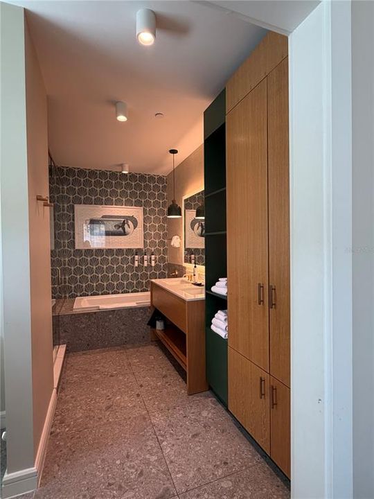 For Sale: $510,000 (1 beds, 1 baths, 960 Square Feet)