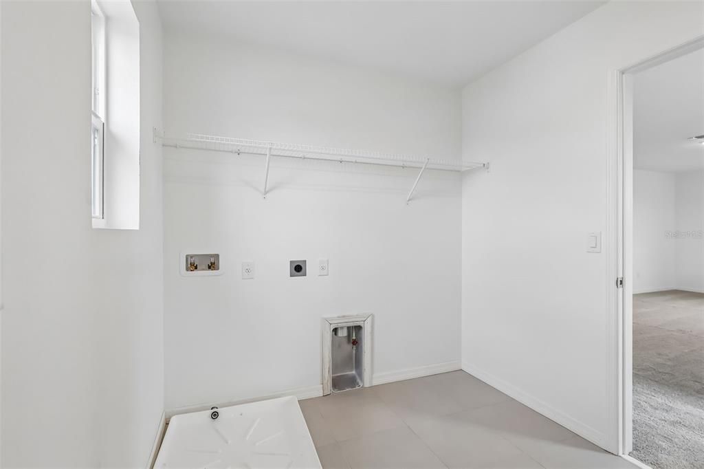 Activo con contrato: $350,000 (4 camas, 2 baños, 2182 Pies cuadrados)
