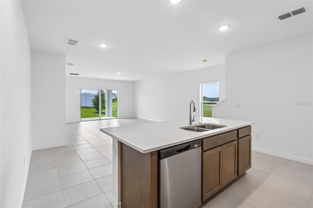 Activo con contrato: $350,000 (4 camas, 2 baños, 2182 Pies cuadrados)