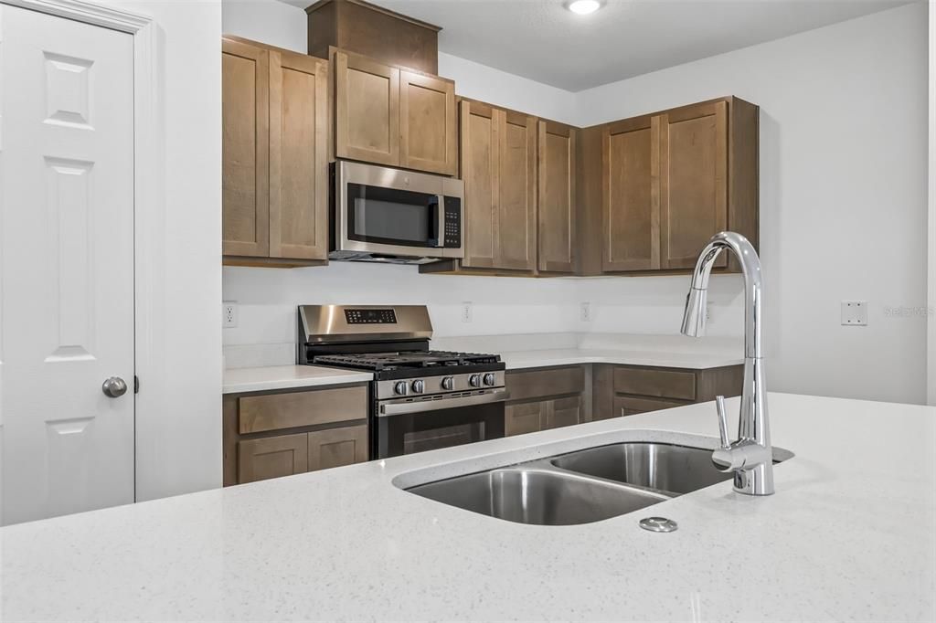 Activo con contrato: $350,000 (4 camas, 2 baños, 2182 Pies cuadrados)