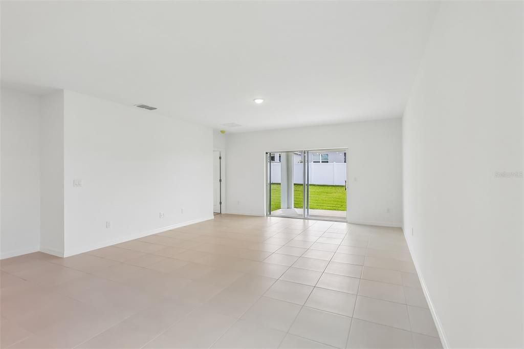 Activo con contrato: $350,000 (4 camas, 2 baños, 2182 Pies cuadrados)