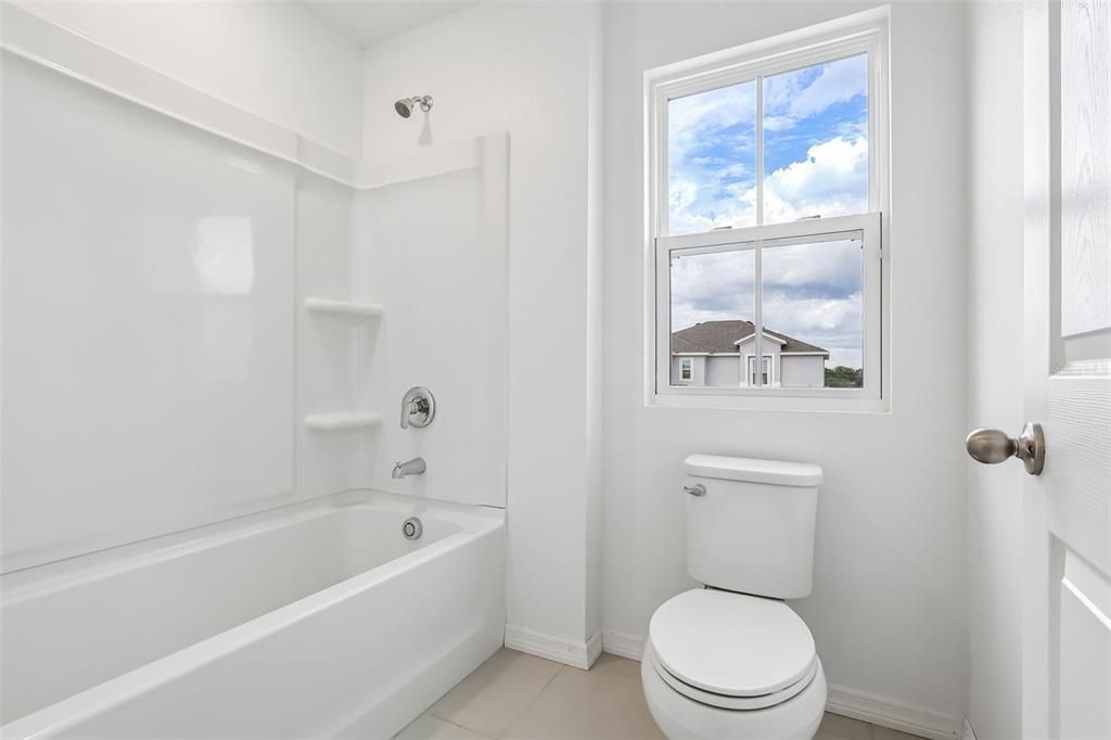 Activo con contrato: $350,000 (4 camas, 2 baños, 2182 Pies cuadrados)